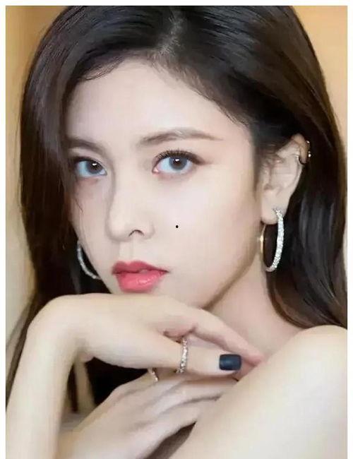 男女艺人最新情感爆料图片,明星恋情揭秘，甜蜜与纠葛并存